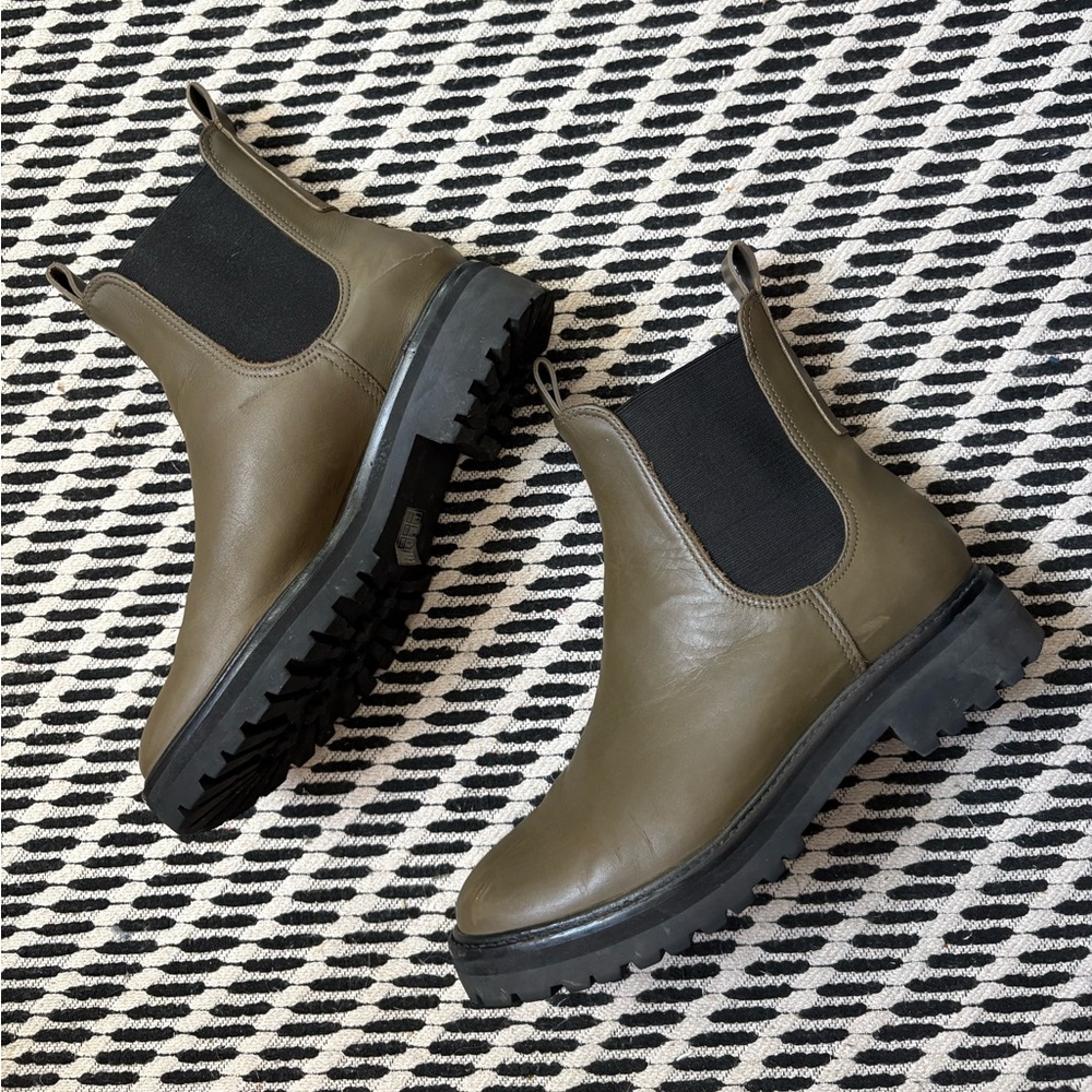 Everlane The Lug Chelsea Boots in Beech | Size 8 | Leather | Great condition